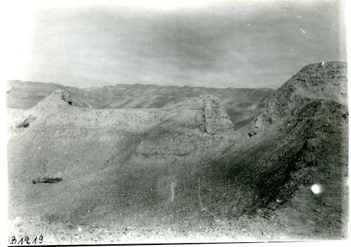 B 1219: Stūpa-Ruine im Gebiet bei dem Unterlauf des Flusses