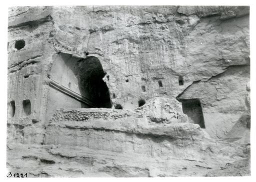 B 1221: Innenansicht einer Kulthöhle in einer Felswand mit Wandmalerei von 'Tausend Buddhas' in Berglandschaften