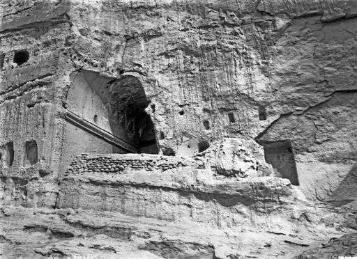 B1221: Innenansicht einer Kulthöhle in einer Felswand mit Wandmalerei von 'Tausend Buddhas' in Berglandschaften (B_1221_Kum_62-64.jpg)