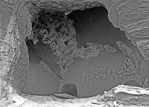 B1223: Innenansicht einer Zentralpfeilerhöhle mit Wandmalereien: Reihen von sitzenden lehrenden Buddhas und Nimbus vor Mandorla zwischen den Eingängen zum Umwandlungsgang (B_1223_Kum.jpg)