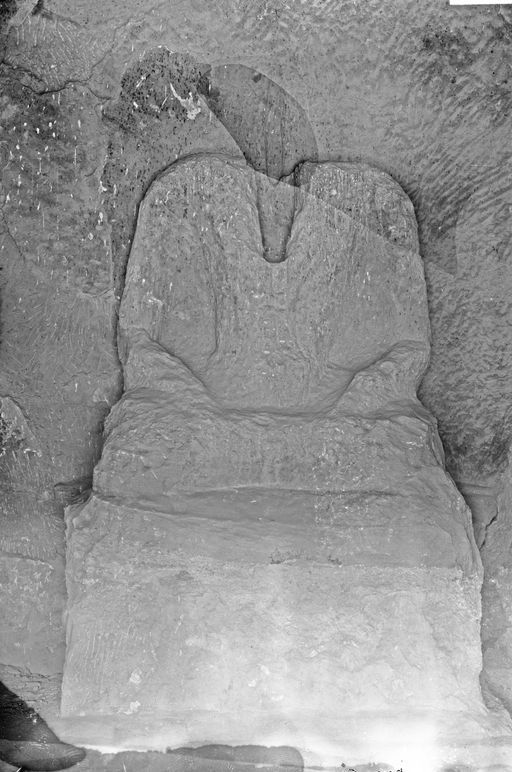 B 1224: Steinerner Kern einer sitzenden Buddha-Skulptur. Für den Pflock des separat plastisch geformten Lehmkopfes, gibt es einen Schlitz