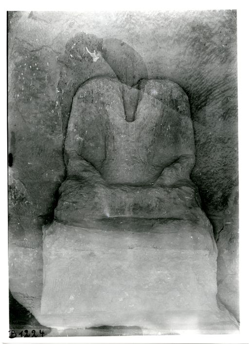 B1224: Steinerner Kern einer sitzenden Buddha-Skulptur. Für den Pflock des separat plastisch geformten Lehmkopfes, gibt es einen Schlitz (B_1224_pos.jpg)