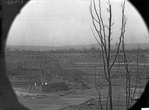 B 1226: Nahaufnahme von kleinem christlichen Friedhof vor ehemaligen Flusstal, Blick vom Garten des Britischen Konsulats