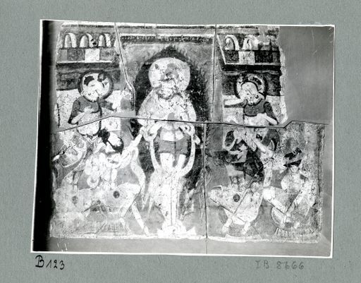 B123: Kāñcanasāra-Avadāna: Bodhisattva-König in Flammen inmitten hockender Brahmanen und Hofstaat Beischrift Tocharisch B (B_123_IB_8666_pos.jpg)