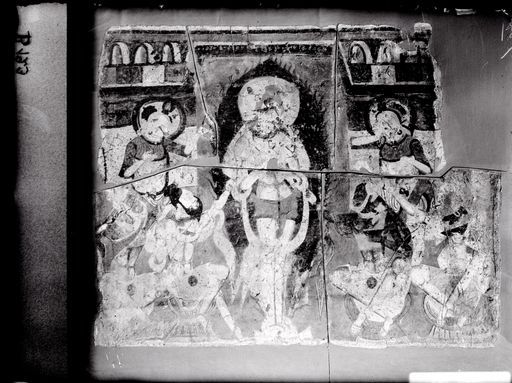 B 123: Kāñcanasāra-Avadāna: Bodhisattva-König in Flammen inmitten hockender Brahmanen und Hofstaat Beischrift Tocharisch B