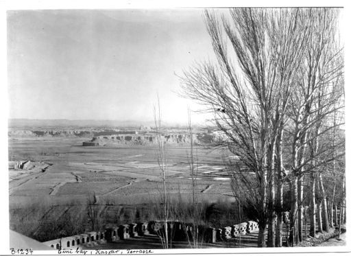 B1234: Blick von Chinibag auf Terrasse und Felder bis über das Felsplateau (B_1234__Kashgar_Cini_bag_Terasse_pos.jpg)