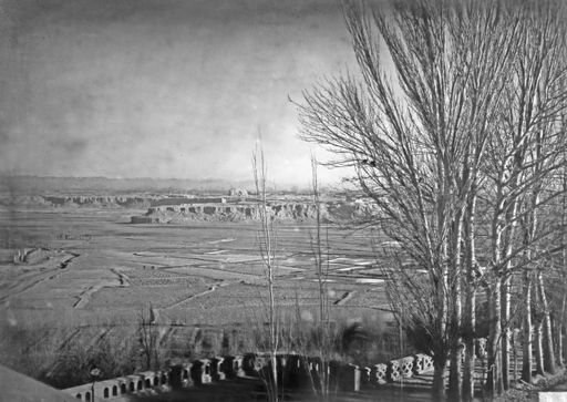 B 1234: Blick von Chinibag auf Terrasse und Felder bis über das Felsplateau