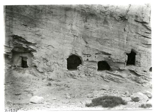 B 1236: Wohnung der IV. Expedition in der Kinnarī-Höhle (links) und Blick in angrenzende Höhlen z.T. mit Malerei