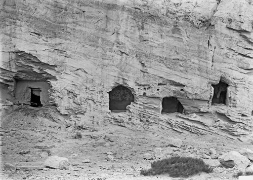 B1236: Wohnung der IV. Expedition in der Kinnarī-Höhle (links) und Blick in angrenzende Höhlen z.T. mit Malerei (B_1236_Kum_13-16.jpg)