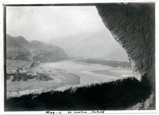 B1238: Blick von Norden aus einer Höhle von Kumtura über den Fluß und das Tal von Kumtura (B_1238_b_mit_Felsen_pos.jpg)