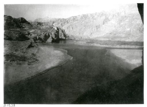 B1238: Blick von Norden aus einer Höhle von Kumtura über den Fluß und das Tal von Kumtura (B_1238_a__pos.jpg)