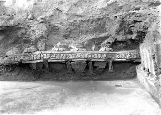 B1240: Mauerwerk mit Sockel mit Reliefs von Blüten, Perlmustern und Steinzwischeln, darüber Lotos-Sockel (B_1240_Tumshuk_Tagh.jpg)