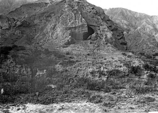 B1244: Hügel mit geöffneter Höhlenanlage (B_1244_Kir_Nord.jpg)