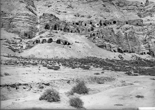 B 1248: Panorama des Bergmassivs mit Eingängen zu Kulthöhlen und Klosterräumen