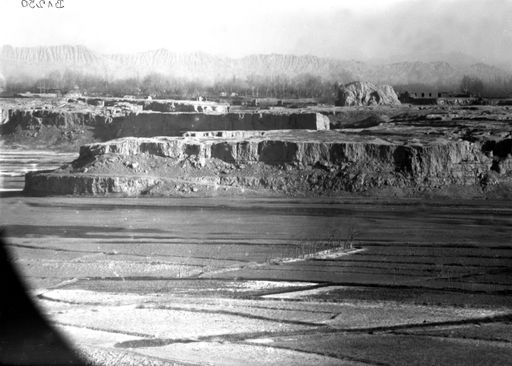 B1250: Nahaufnahme: Blick von der Nordmauer auf Felder und Flusslanschaft mit Felsenklippen und Gebirge im Hintergrund (B_1250_Kashgarx.jpg)