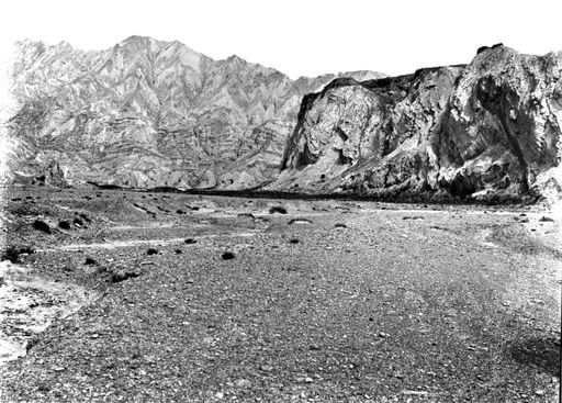B1258: Flusstal von der östlichen Talseite aus gesehen auf die entfernten nördlichen Höhlen (B_1258_Kir_Nordx.jpg)