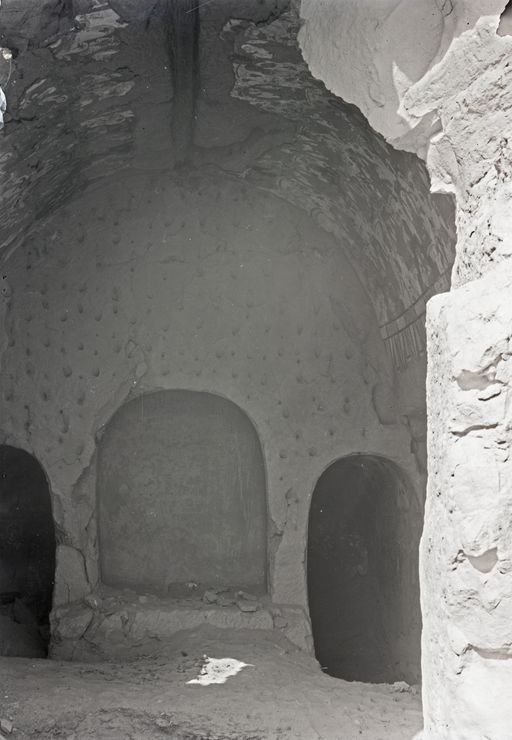 B 1260: Buddha-Darstellungen in Berglandschaft, stehende Figuren in Mandorla am Gewölbe einer Zentralpfeilerhöhle, Löcher in der Pfeilerwand weisen auf Pflöcke, an denen Lehmplastiken befestigt waren.