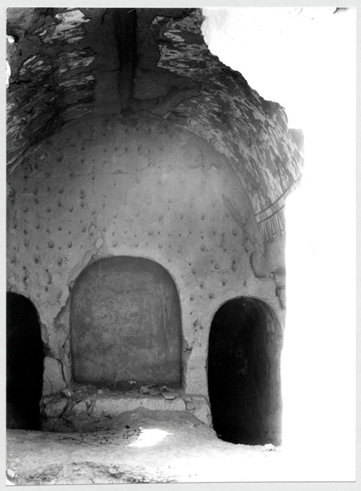 B1260: Buddha-Darstellungen in Berglandschaft, stehende Figuren in Mandorla am Gewölbe einer Zentralpfeilerhöhle, Löcher in der Pfeilerwand weisen auf Pflöcke, an denen Lehmplastiken befestigt waren. (B_1260_Kiz_pos_2.jpg)