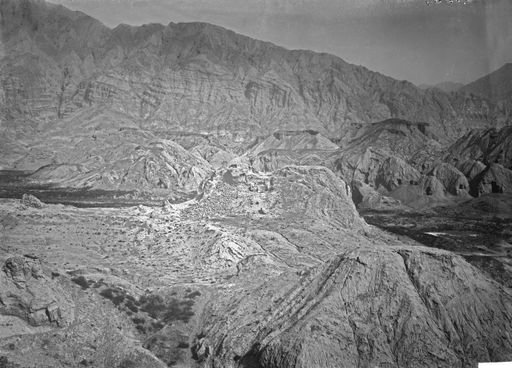 B1263: Reste eines Stūpa vor den nördlichen Kulthöhlen von Simsim (B_1263_Kir_Nord.jpg)