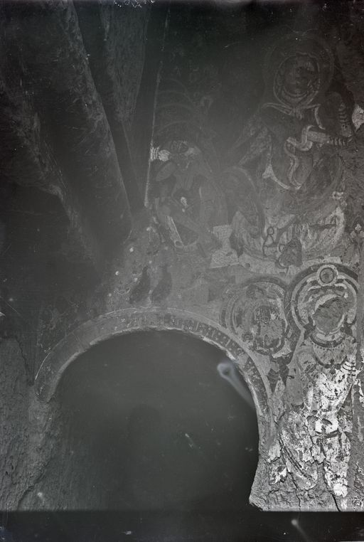 B1265: Brahmane in Laubhütte hinter sitzendem Vajrapāṇi darunter Adoranten zur Nische gewendet (B_1265_Kir_Nord.jpg)