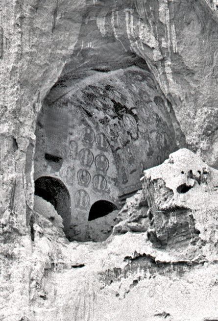 B 1268: Blick von der Talsohle auf die Felsnase westlich des Eingangs zur kleinen Bachschlucht