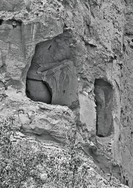 B1268: Blick von der Talsohle auf die Felsnase westlich des Eingangs zur kleinen Bachschlucht (B_1268_det2.jpg)