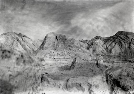 B1269: Blick auf den Stūpa in der Talmitte und Hügelkuppen der Nordseite des Tales die (B_1269_Tumshuk_Toqqus_serai.jpg)
