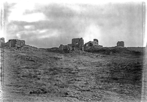 B1277: Ruinenanlage, im Hintergrund rechts eine hohe Stadtmauer von Khocho (?) (B_1277_Khocho.jpg)
