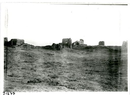 B 1277: Ruinenanlage, im Hintergrund rechts eine hohe Stadtmauer von Khocho (?)
