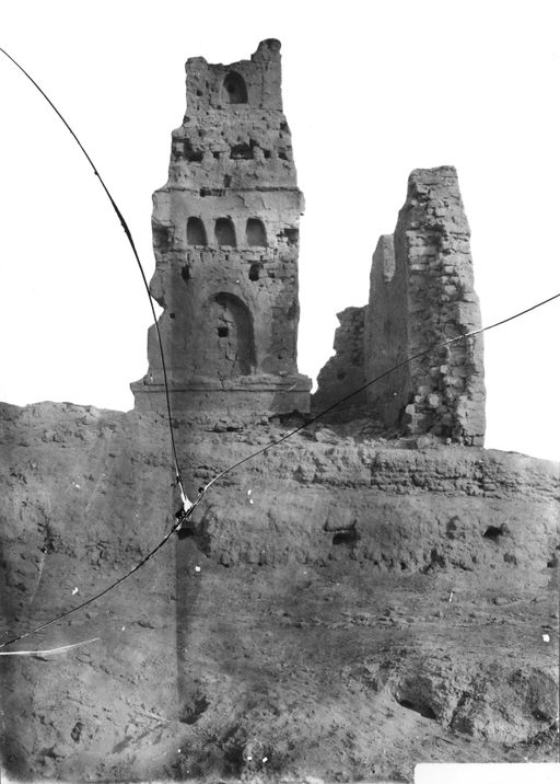 B1281: Pfeilertempel mit Buddha-Nischen in den Resten einer Umfassungsmauer, von Osten gesehen (B_1281_Khocho_Stupatempel_SO.jpg)