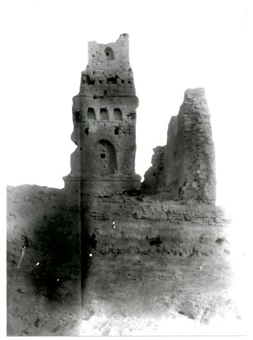 B 1281: Pfeilertempel mit Buddha-Nischen in den Resten einer Umfassungsmauer, von Osten gesehen