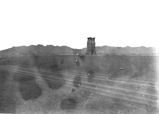 B1290: Ein Wachturm aus der Han-Zeit steht vor dem Eingang zu einem alten Klosterkomplex. Von solchen Türmen wurden Lichtzeichen zu anderen Türmen gegeben. (B_1290_Kizil_Kharga.jpg)