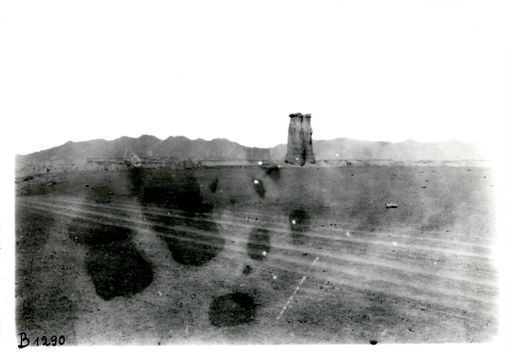 B 1290: Ein Wachturm aus der Han-Zeit steht vor dem Eingang zu einem alten Klosterkomplex. Von solchen Türmen wurden Lichtzeichen zu anderen Türmen gegeben.
