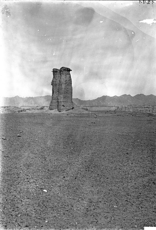 B1291: Ein Wachturm aus der Han-Zeit steht vor dem Eingang zu einem alten Klosterkomplex. Von solchen Türmen wurden Lichtzeichen zu anderen Türmen gegeben. (B_1291__Kizil_Kharga.jpg)