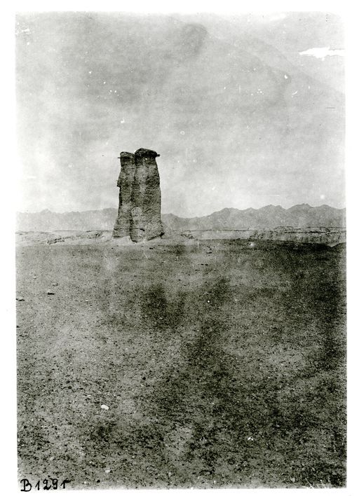 B 1291: Ein Wachturm aus der Han-Zeit steht vor dem Eingang zu einem alten Klosterkomplex. Von solchen Türmen wurden Lichtzeichen zu anderen Türmen gegeben.