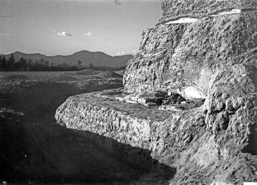 B 1296: Stūpa von Südwesten, dahinter Ausschachtungen