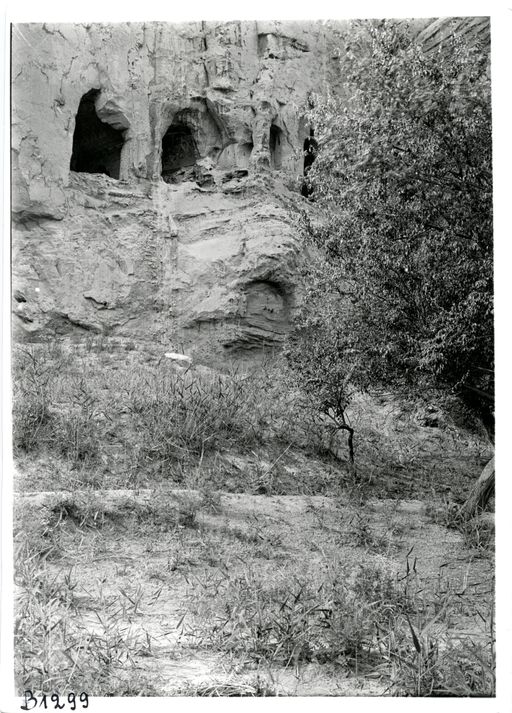 B1299: Blick in zwei Höhlen auf der westlichen Seite der 'Kleinen Schlucht' (B_1299_Kiz_pos.jpg)
