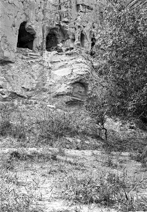 B 1299: Blick in zwei Höhlen auf der westlichen Seite der 'Kleinen Schlucht'