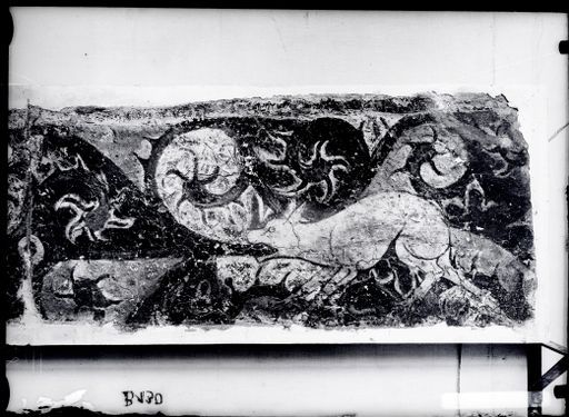 B 130: Detail des Tierfrieses: Wolf und Affe