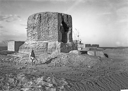 B 1300: Das alte Gebäude des,'Großen Stūpa' des Avalokiteśvara, im Hintergrund ist das moderne Pilgerheiligtum Ming Tän Atam zu sehen