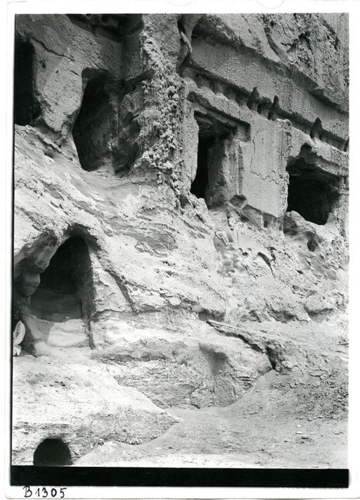 B 1305: Balkenlöcher vor der Musikerhöhle und die Eingangstreppe zu den benachbarten Klosterrräumen zeigen wie die Architektur der Höhlenräume einmal ausgesehen hat.
