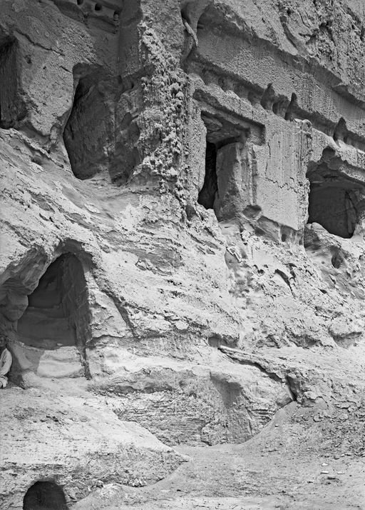 B1305: Balkenlöcher vor der Musikerhöhle und die Eingangstreppe zu den benachbarten Klosterrräumen zeigen wie die Architektur der Höhlenräume einmal ausgesehen hat. (B_1305_Kiz_36-38.jpg)