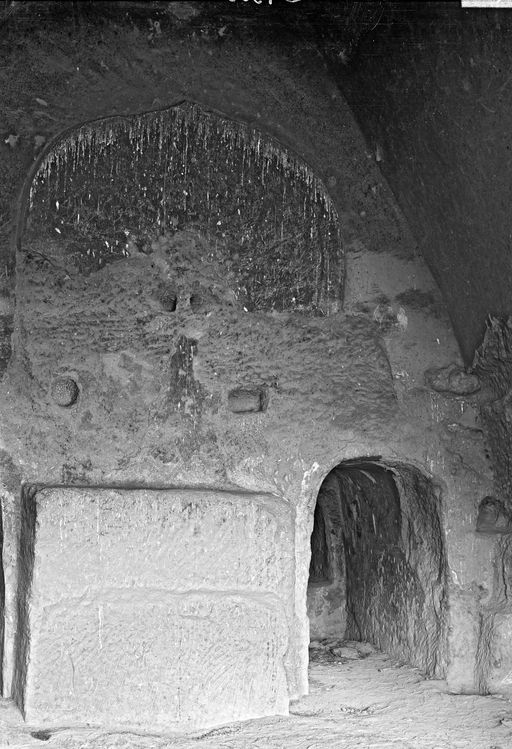 B1308: Blick auf Zentralpfeilerwand mit hohem Kultbildsockel und in den rechten Seitengang einer Kulthöhle (B_1308_Kum_Kiz.jpg)