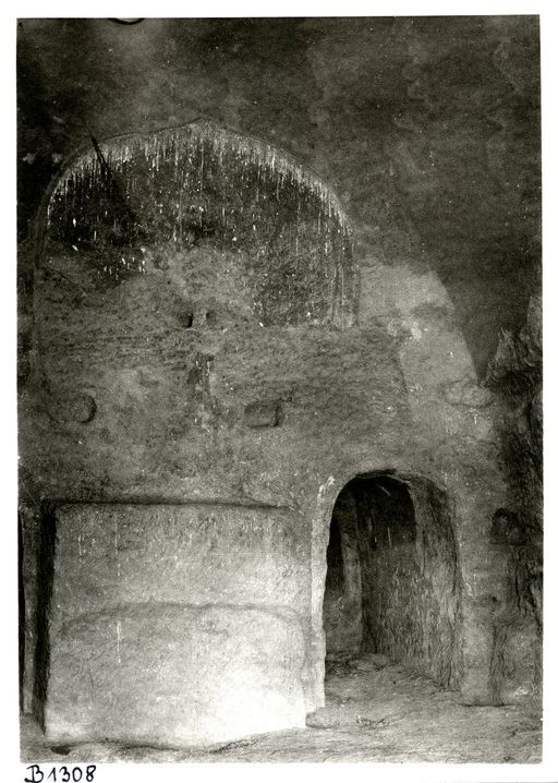 B 1308: Blick auf Zentralpfeilerwand mit hohem Kultbildsockel und in den rechten Seitengang einer Kulthöhle