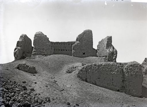 B1314: Mauern eines Tempels mit Umwandlungsgang, deutlich sind die Balkenlöcher für Lehmschmuck (B_1314_Sho.jpg)