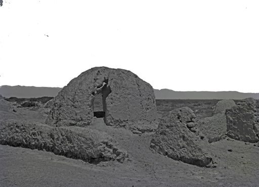B1317: Ziegel-Stūpa und Schreine, Rückseite von Süden gesehen (B_1317_Sho.jpg)