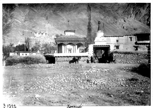B1322: Landschaft und Dorf mit modernen buddhistische Tempeln Aufnahme von Le Coqs Rückreise über Indien 1907 (B_1322_Tigaer_Ladak_pos.jpg)