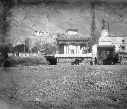 B 1322: Landschaft und Dorf mit modernen buddhistische Tempeln Aufnahme von Le Coqs Rückreise über Indien 1907