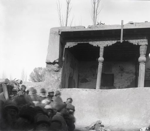 B 1323: Volksansammlung vor modernem Tempel mit Malereien