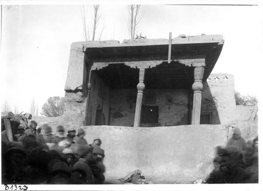 B1323: Volksansammlung vor modernem Tempel mit Malereien (B_1323_Bai_pos.jpg)